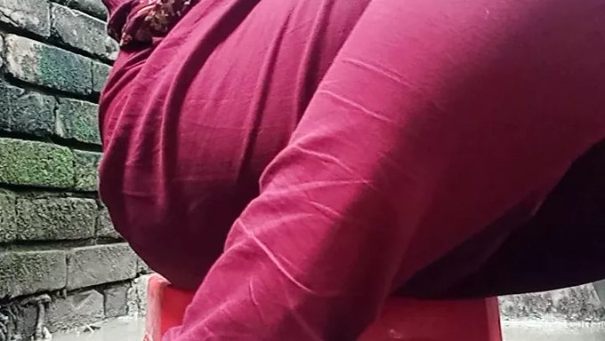 Baştan Çıkarıcı Kız Anal Zevkte Banyo Yapıyor