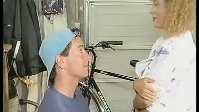 Büyük Doğal Göğüsler Ve Büyük Yarak Eylemi Bu Amatör Videoda
