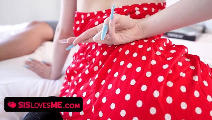 18 Yaşındaki Güzel Kız, Üvey Erkek Kardeşinden Sakso Çekiyor Ve Ağzına Boşalıyor