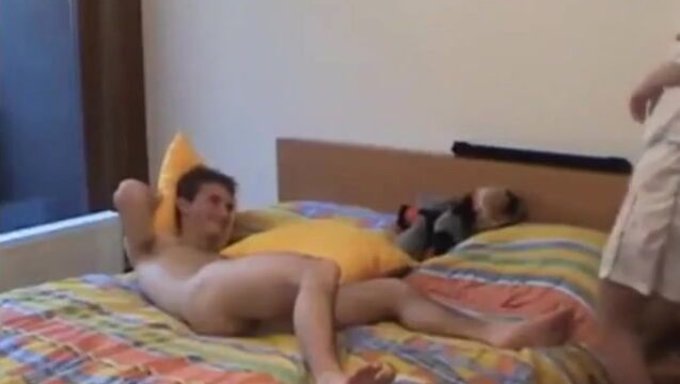 Sarışın Amatör, Klitorisinde Bir Vibratörle Mastürbasyon Yapıyor