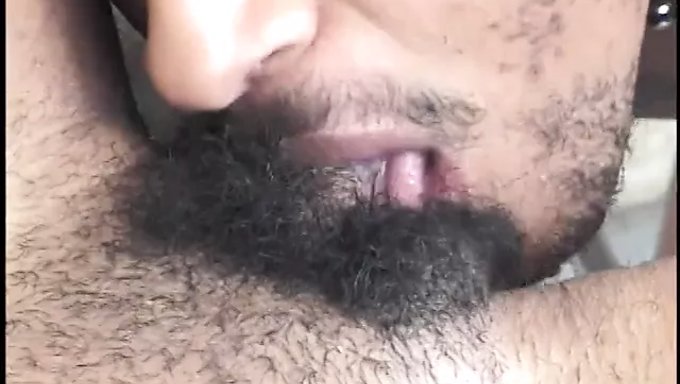 Tüylü Siyah Bebek Öğretmenine Boşalma Veriyor