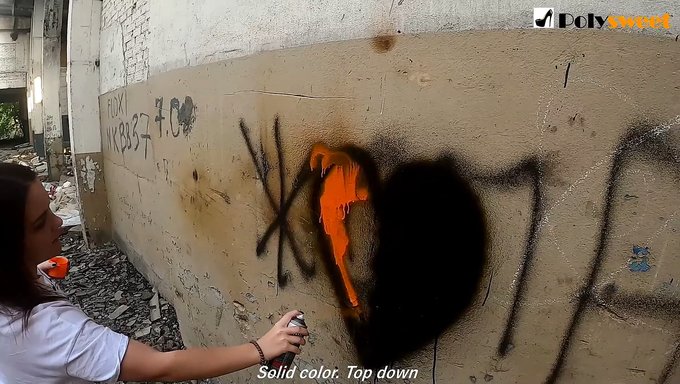 Boyalı Grafiti Kızı Yüzüne Boşalma Alıyor