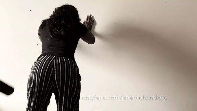 Afrikalı Karısı Kırbaçlanarak Cezalandırılıyor