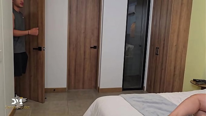Üvey Anne, Üvey Oğlunu Ve Arkadaşını Doğal Memelerle Ateşli Bir Üçlü Için Baştan Çıkarıyor.