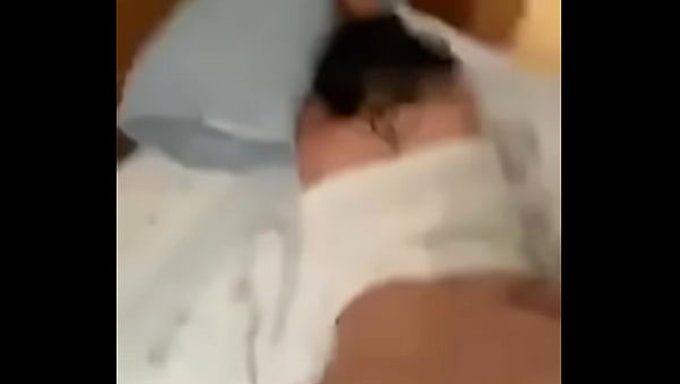 Arkadaşının Eski Sevgilisi, Kocaman Götüyle Kendini Kayda Alıp Yeteneğini Sergiliyor.