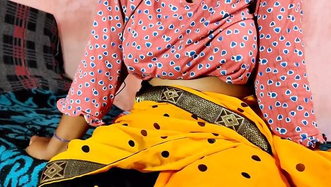 Büyük Doğal Göğüslü Hint Bhabhi, Kendini Parmaklayarak Orgazm Oluyor
