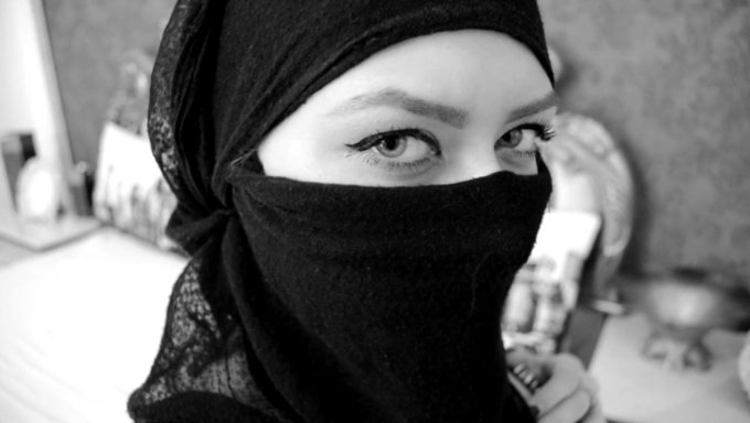 Bdsm Kraliçesi Kontrolü Ele Alıyor