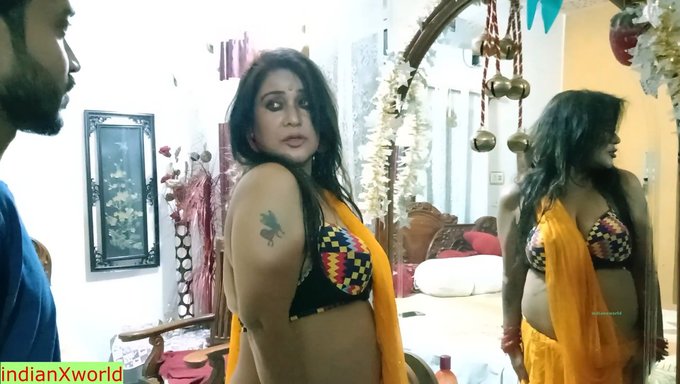 Bu Sıcak Videoda, Hintli Ateşli Anne Üvey Oğlu Tarafından Amını Yalatıyor!