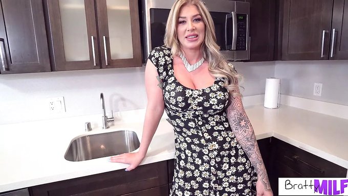 Cougar Milf, Üvey Oğlunu Sert Bir Şekilde Sikiyor