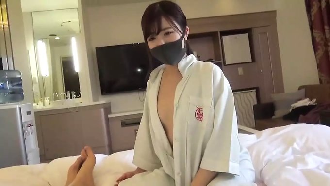 Minyon Bir Vücuda Ve Büyük Bir Amcığa Sahip Japon Bebek