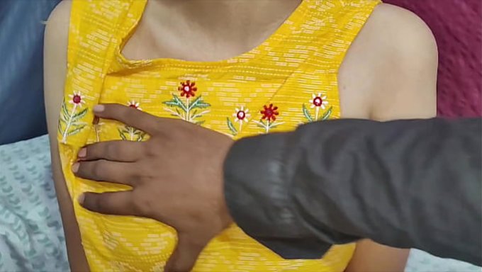 Desi Hintli Oğlan, Evde Üvey Kız Kardeşini Sertçe Beceriyor Bu Ham Videoda.