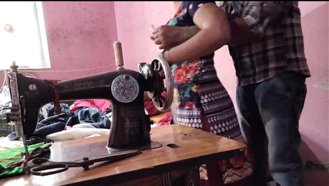 Ateşli Hintli Ev Hanımı, Ev Yapımı Bu Sahnede Dikiş Dikerken Sertçe Beceriliyor.