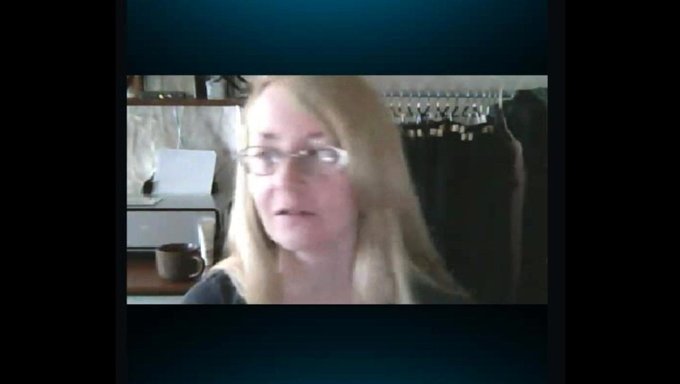 Rus Güzeli, Skype'Da Dik Göğüslerini Sergiliyor Ve Tahrik Ediyor