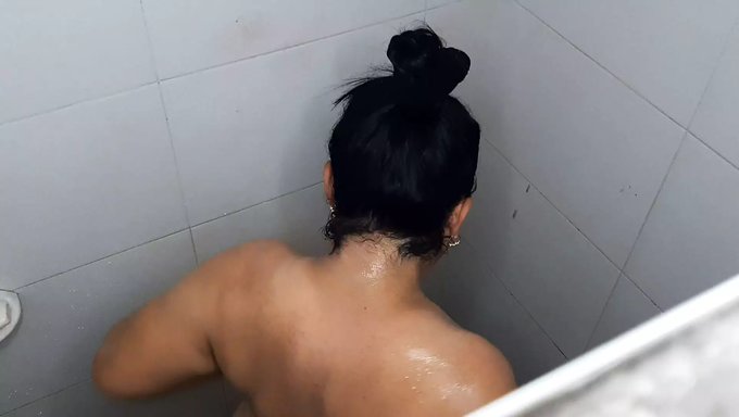 Yeni Evli Kuzeninin Duşunu Gizli Kaydediyor