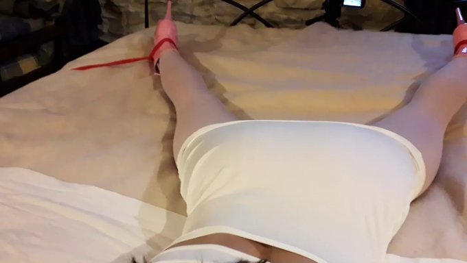 Italyan Güzeli Laura, Yüksek Topuklu Ayakkabılar Ve Çoraplarla Bağlanıp Tıkanıyor