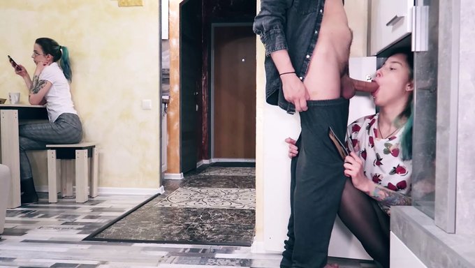 Iki Üvey Kız Kardeş, Büyük Bir Yarakla Ev Yapımı Üçlü Paylaşıyorlar