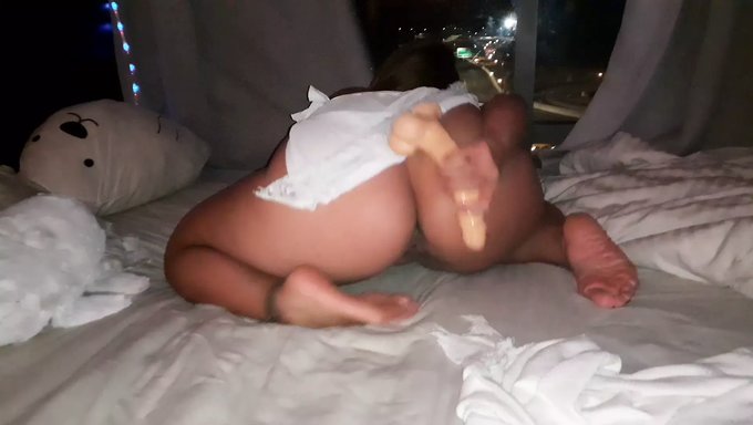 Iç Çamaşırı Giyen Genç (18+), Yatak Odasında Seks Oyuncaklarıyla Mastürbasyon Yapıyor
