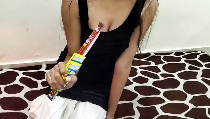 Büyük Göğüslü Desi Hintli Kızın Ilk Kez Hindi'De Yaşlı Bir Adamla