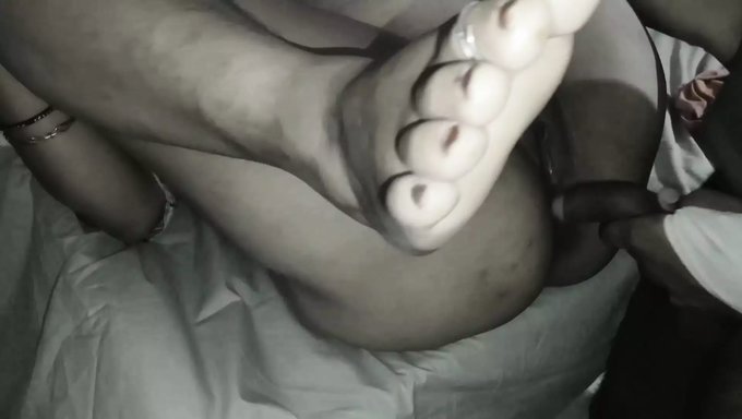 18 Yaşındaki Hintli Genç Ve Olgun Karısı Sert Anal Seks Sahnesinde