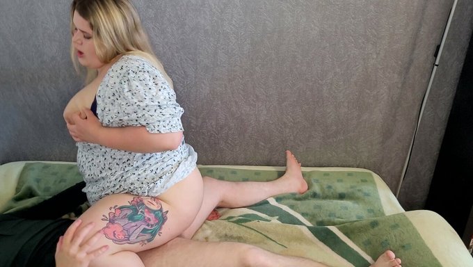Dövmeli Amatör Güzel Şişman Kadınlar, Cowgirl Pozisyonunda Sikişerek Orgazm Oluyorlar Ve Içine Boşalıyorlar