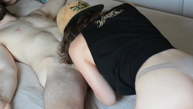 Fransız Amatör Çift, Bu Videoda Ayak Fetişi Ve Oral Becerilerini Sergiliyor