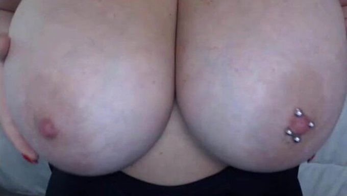 Büyük Göğüslü Ve Piercingli Amerikalı Amatör