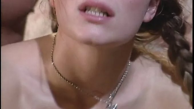 Büyük Göğüslü Porno Yıldızı Bu Vahşi Videoda Iki Sert Yarrağı Aynı Anda Alıyor