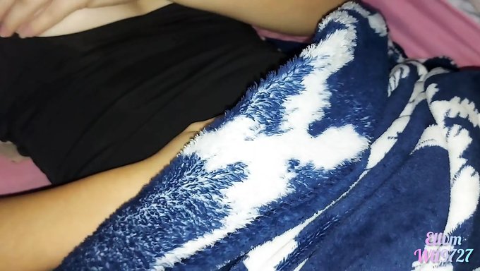 Üvey Kız Kardeşimin Sıkı Amını Seks Oyuncaklarıyla Parmakla