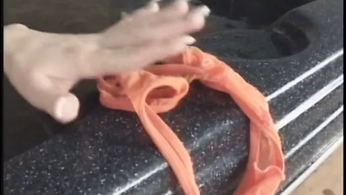 18 Yaşındaki Kız, Seks Oyuncaklarıyla Sakso Ve Oyuncak Alıyor