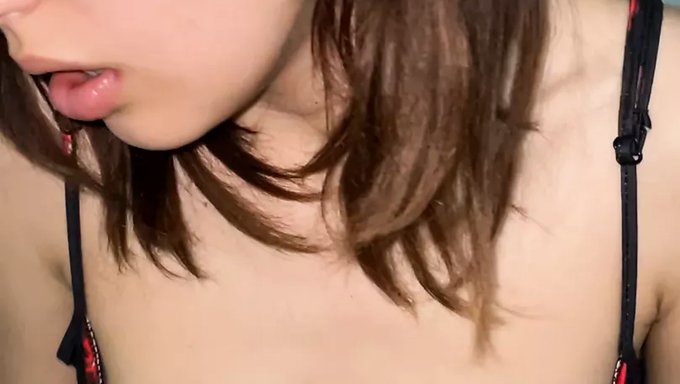 Küçük Göğüslü Genç Kız Derin Bir Boğaz Ve Içine Boşalma Alıyor