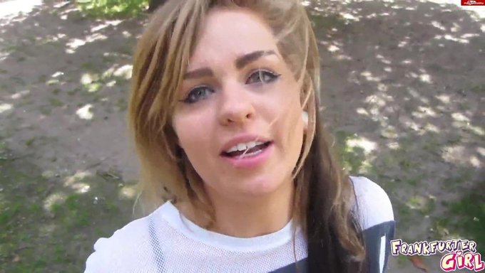 Ilk Kez Halka Açıkta Çıplak Giderken, 18 Yaşındaki Avrupalı Kız
