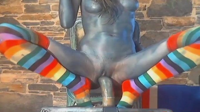 Dövmeli Bebek, Büyük Bir Oyuncak Üzerinde Sürerken Yoğun Bir Orgazm Yaşıyor