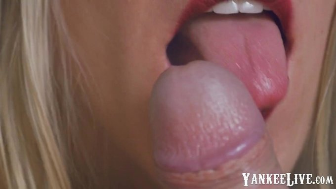 Yetenekli Bir Dil Ile Duygusal Bir Oral Seks