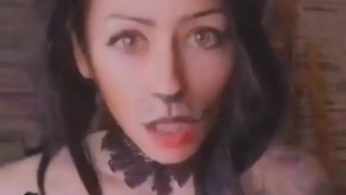 Cadılar Bayramı Kostümlü Seksi Milf, Büyük Doğal Göğüslerini Sergiliyor