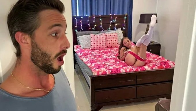Üvey Kardeşimi Gözetlerken Yakaladıktan Sonra, Annem Yokken Onu Vahşi Bir Orgazm Seansına Götürdüm