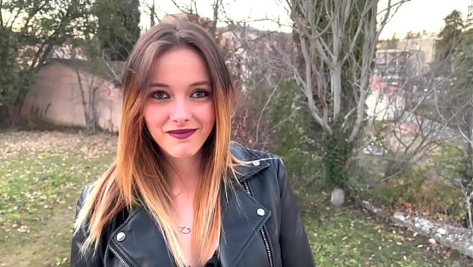 Güzel Skyla Üç Adamla Anal Seks Yapıyor Ve Buna Bayılıyor.