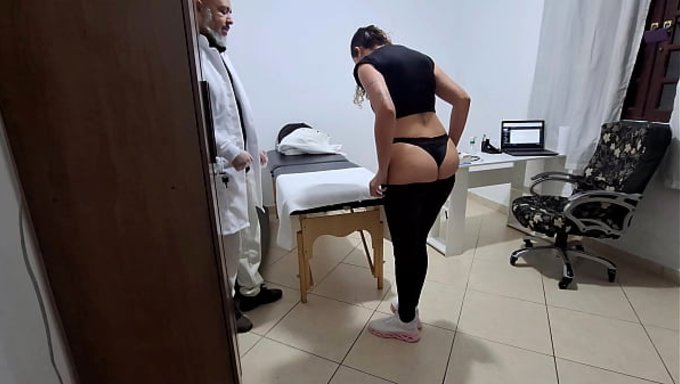 Bir Doktor, Randevu Sırasında Seksi Bir Milf’in Anal Deliğini Inceledi.