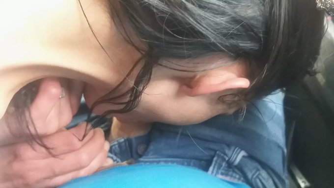 Amatör Genç (18+), Ev Yapımı Bir Videoda Büyük Bir Yarrağa Sakso Çekiyor