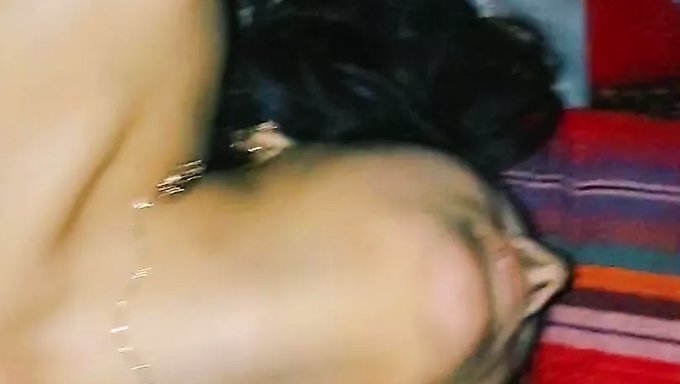 Sıkı Pakistanlı Milf Ilk Creampie'Sini Arkadan Alıyor