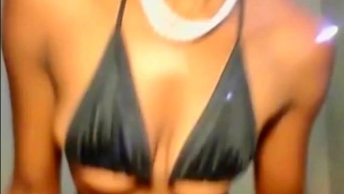 Şaşırtıcı Amatör Siyah Fahişe, Web Kamerasında Dildo Ile Mastürbasyon Yapmaktan Keyif Alıyor
