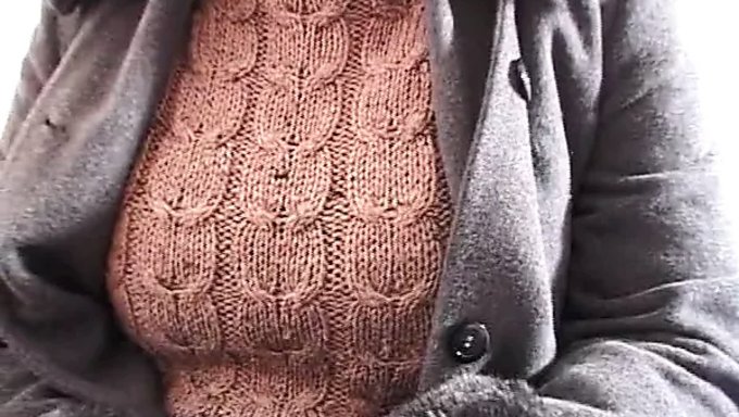 Laura'Nın Büyük Doğal Göğüsleri Ve Dildo Oyunu, Sıcak Bir Kız-Kıza Sahneye Yol Açıyor