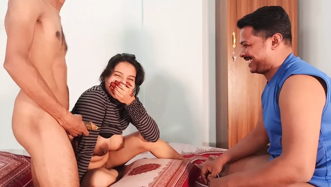 Iki Oğlan Genç Sarışınla Istedikleri Gibi Sevişiyor.