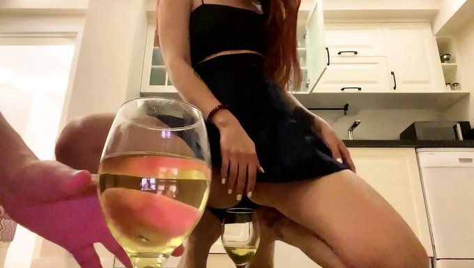 Ukraynalı Femdom, Kölesinin Idrarından Küçük Düşürüyor Ve Içiyor