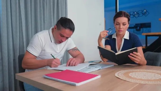 Öğrenci Tarafından Keşfedilen Dolgun Göğüslü Öğretmen, Resimleriyle Kendini Tatmin Ediyor