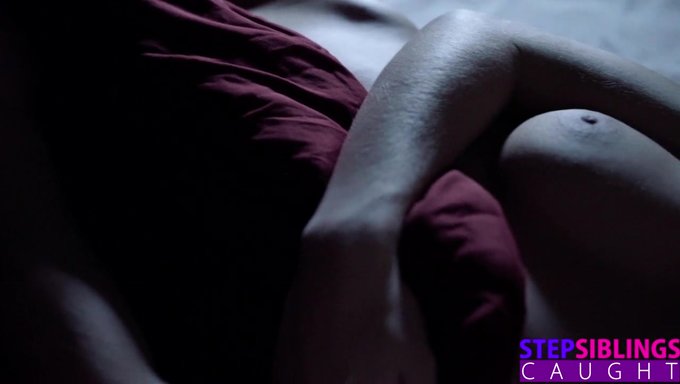 Lacy Lennon Ve Scarlet Skies, Minyon Kahverengi Saçlı Bir Kızla Cadılar Bayramı Temalı Bir Pov Videosunda.