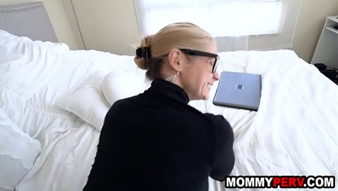 Büyük Memeli Sarışın Üvey Anne, Üvey Oğlunu Pornosunu Izledikten Sonra Baştan Çıkarıyor.