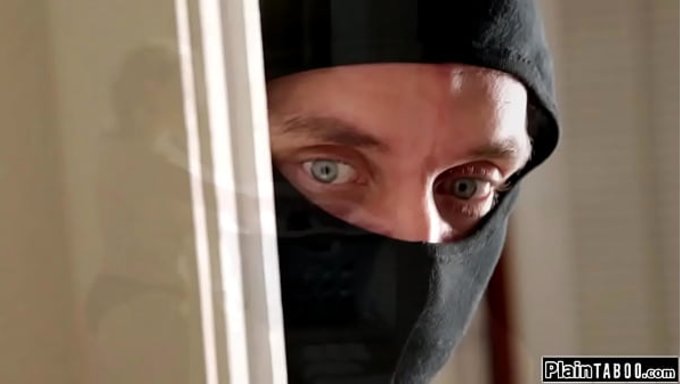 Mick Blue, Iri Göğüslü Milf Kagney Linn Karter’ı Sert Aletiyle Tıka Basa Doldurdu.
