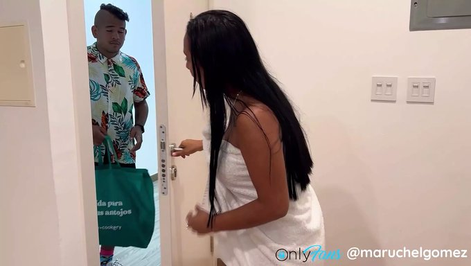 Büyük Göğüslü Bebek, Teslimatçıyı Derin Boğazıyla Baştan Çıkarır Ve Siker