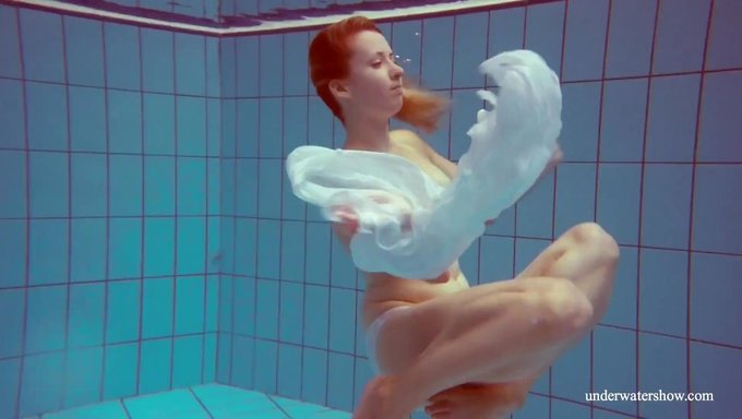Çıplak Bebek Melisa Darkova, Büyük Doğal Göğüslerini Ve Büyük Poposunu Sergiliyor