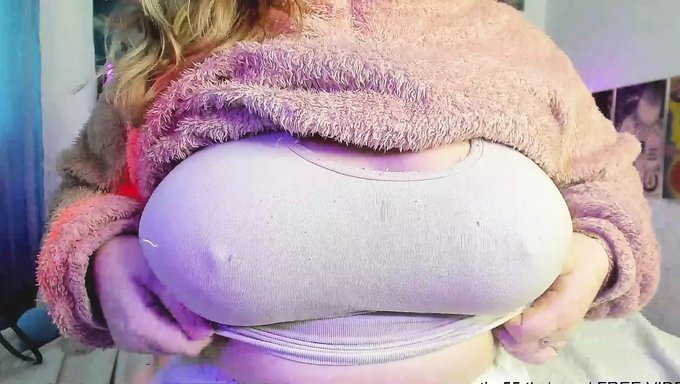 Güzel Macar Kız, Büyük Göğüslerini Ve Mükemmel Vücudunu Sergiliyor
